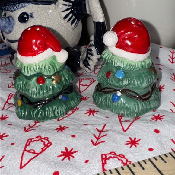 Festive Green Christmas Tree salt and pepper - Picture 3 of 5